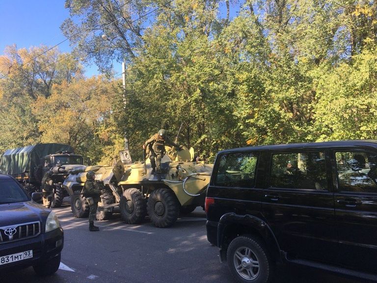 У Политехнического колледжа в Керчи, в котором произошел взрыв У Политехнического колледжа в Керчи, в котором произошел взрыв