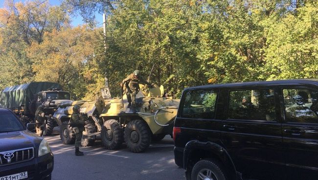 У Политехнического колледжа в Керчи, в котором произошел взрыв У Политехнического колледжа в Керчи, в котором произошел взрыв