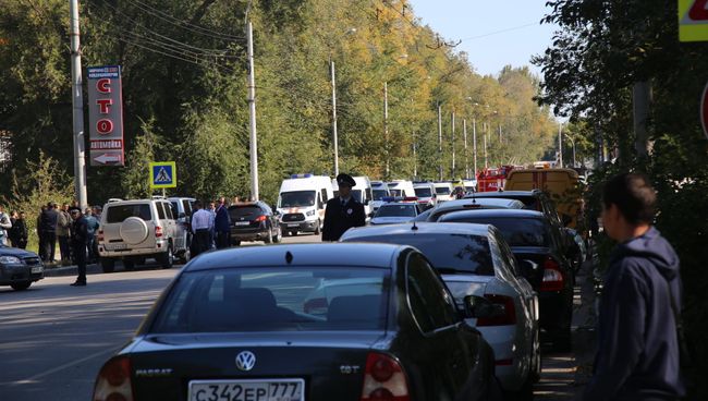 У Политехнического колледжа в Керчи, в котором произошел взрыв У Политехнического колледжа в Керчи, в котором произошел взрыв