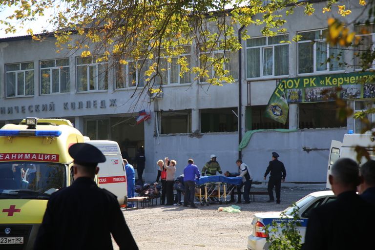 У Политехнического колледжа в Керчи, в котором произошел взрыв У Политехнического колледжа в Керчи, в котором произошел взрыв