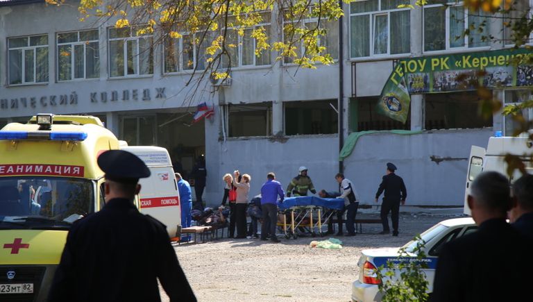 У Политехнического колледжа в Керчи, в котором произошел взрыв