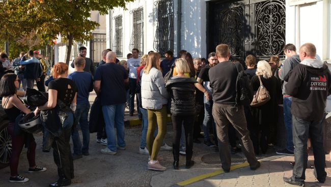 Люди в очереди у центра переливания крови для ее сдачи пострадавшим при взрыве в Керченском политехническом колледже