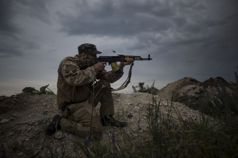 Боец добровольческого батальона на линии фронта на востоке Украины