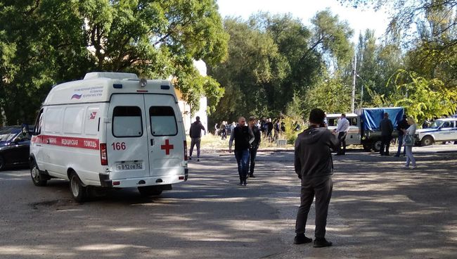 Автомобиль скорой помощи у Политехнического колледжа в Керчи. Архивное фото Автомобиль скорой помощи у Политехнического колледжа в Керчи. Архивное фото