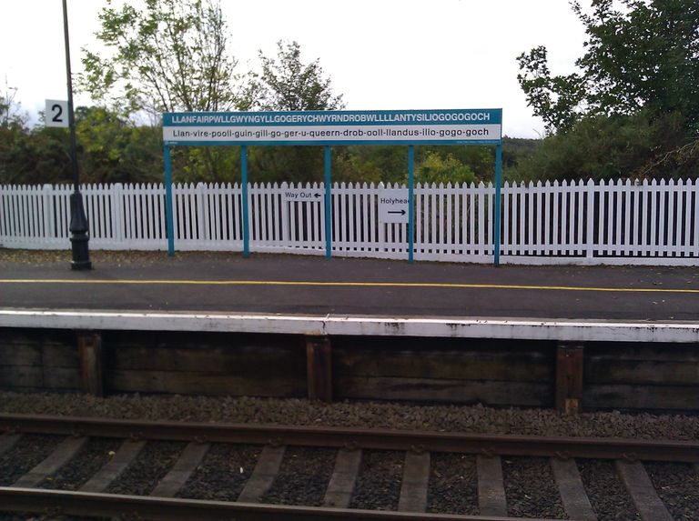 Llanfairpwllgwyngyllgogerychwyrndrobwllllantysiliogogogoch