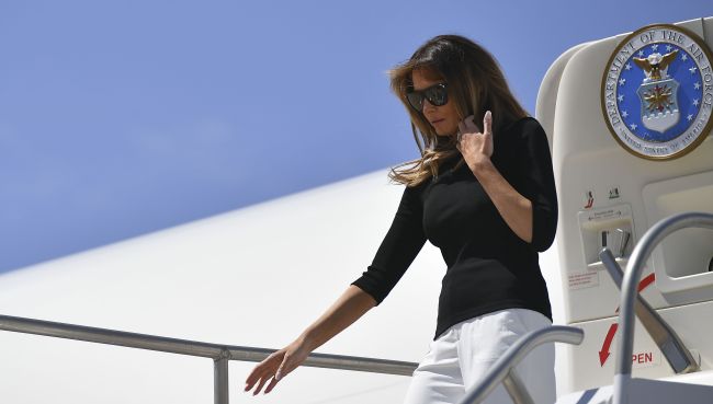 Первая леди США Меланья Трамп выходит из самолета. Архивное фото Первая леди США Меланья Трамп выходит из самолета. Архивное фото