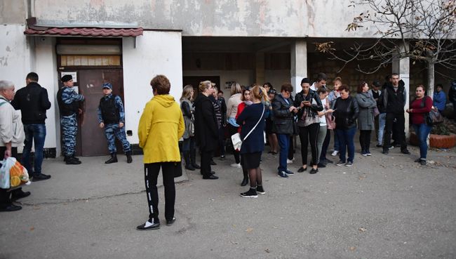 Сотрудники правоохранительных органов и горожане у входа в приёмное отделение Керченской городской больнице №1. В Керченском политехническом колледже произошли взрыв и стрельба Сотрудники правоохранительных органов и горожане у входа в приёмное отделение Керченской городской больнице №1. В Керченском политехническом колледже произошли взрыв и стрельба