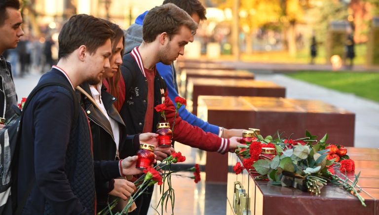 Люди возлагают цветы и ставят свечи на памятник городу-герою Керчи в Александровском саду в Москве в знак траура по погибшим при взрыве в колледже в Керчи Люди возлагают цветы и ставят свечи на памятник городу-герою Керчи в Александровском саду в Москве в знак траура по погибшим при взрыве в колледже в Керчи