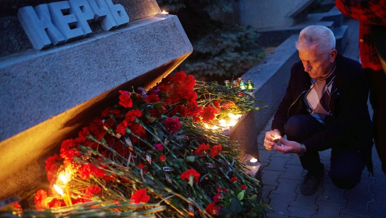 Жители Севастополя участвуют в акции памяти погибших при нападении на керченский колледж Жители Севастополя участвуют в акции памяти погибших при нападении на керченский колледж
