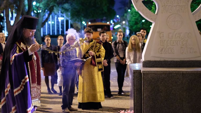 Священнослужитель читает молебен у импровизированного мемориала в Краснодаре в память о погибших при нападении на керченский колледж Священнослужитель читает молебен у импровизированного мемориала в Краснодаре в память о погибших при нападении на керченский колледж