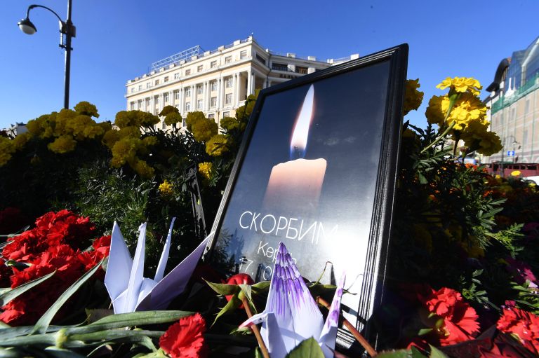 Цветы у народного мемориала во Владивостоке в память о погибших в Керченском политехническом колледже, в котором произошли взрыв и стрельба