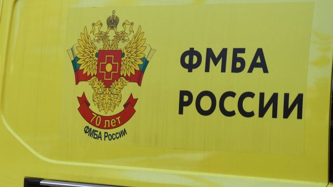Автомобиль скорой помощи у Керченской больницы № 1 имени Н. И. Пирогова, в которую привозят пострадавших при нападении на Керченский политехнический колледж. 18 октября 2018
