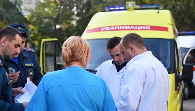 Медики у Керченской больницы № 1 имени Н. И. Пирогова, в которую госпитализированы пострадавшие при нападении на Керченский политехнический колледж Медики у Керченской больницы № 1 имени Н. И. Пирогова, в которую госпитализированы пострадавшие при нападении на Керченский политехнический колледж