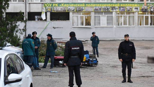 Сотрудники правоохранительных органов у здания Политехнического колледжа в Керчи Сотрудники правоохранительных органов у здания Политехнического колледжа в Керчи
