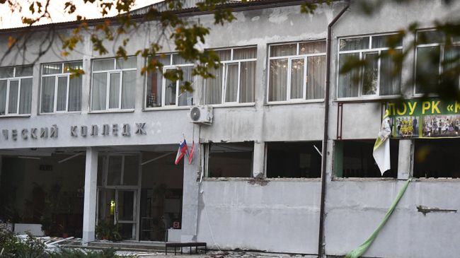 Здание Политехнического колледжа в Керчи после нападения Здание Политехнического колледжа в Керчи после нападения