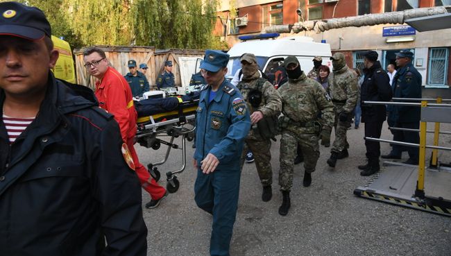 Пострадавшего при нападении на Керченский политехнический колледж эвакуируют из Керченской больницы № 1 имени Н. И. Пирогова
