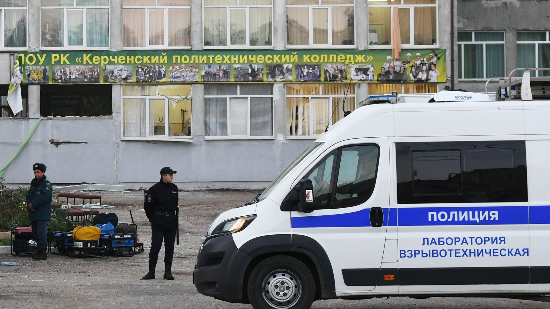Сотрудники правоохранительных органов у здания Керченского политехнического колледжа после нападения Сотрудники правоохранительных органов у здания Керченского политехнического колледжа после нападения - РИА Новости, 1920, 28.01.2022