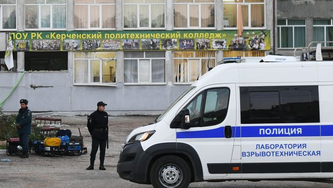 Сотрудники правоохранительных органов у здания Керченского политехнического колледжа после нападения Сотрудники правоохранительных органов у здания Керченского политехнического колледжа после нападения
