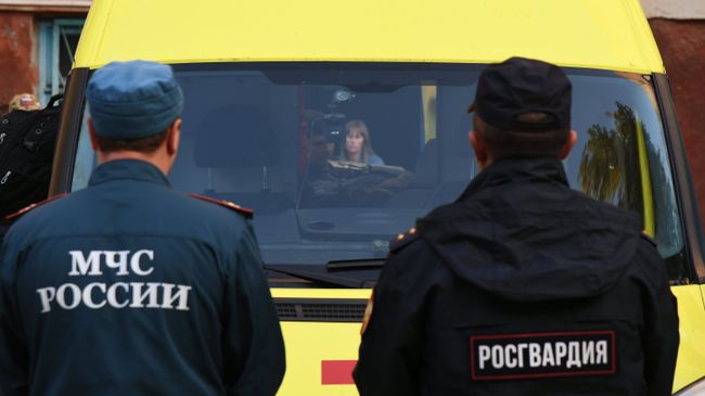 Сотрудники МЧС и Росгвардии у Керченской больницы № 1 имени Н. И. Пирогова Сотрудники МЧС и Росгвардии у Керченской больницы № 1 имени Н. И. Пирогова