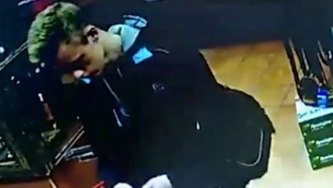Влад Росляков покупает патроны в оружейном магазине Влад Росляков покупает патроны в оружейном магазине