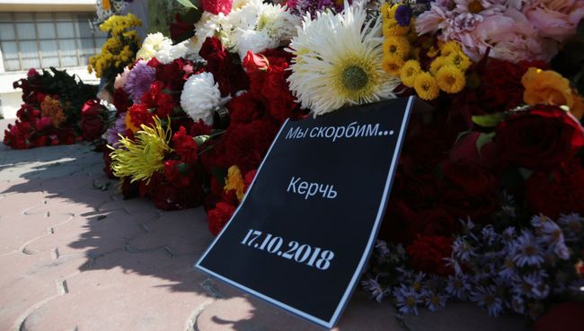 Цветы у народного мемориала в Симферополе в память о погибших при нападении на Керченский политехнический колледж Цветы у народного мемориала в Симферополе в память о погибших при нападении на Керченский политехнический колледж