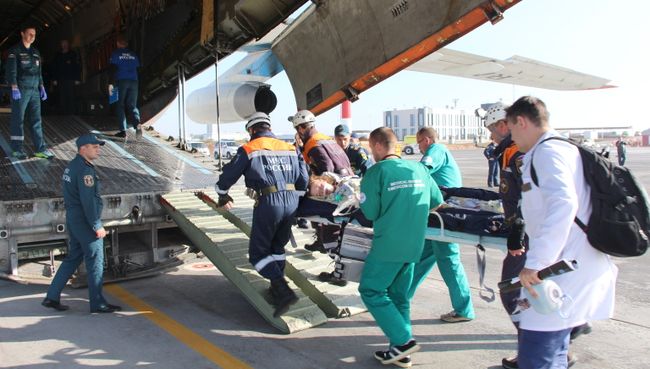 Вылет в Москву борта МЧС России с пострадавшими при нападении на колледж в Керчи