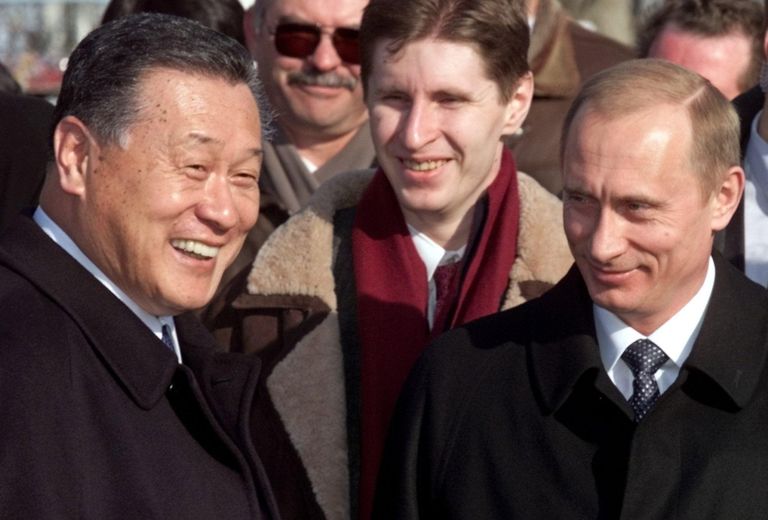 Премьер-министр Японии Иосиро Мори и президент России Владимира Путина во время встречи в Иркутске. 25 марта 2001 Премьер-министр Японии Иосиро Мори и президент России Владимира Путина во время встречи в Иркутске. 25 марта 2001