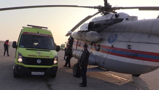 Карета скорой помощи с пострадавшими при нападении на Керченский политехнический колледж у вертолета Ми-8 МЧС России, который транспортирует пострадавших в Симферополь Карета скорой помощи с пострадавшими при нападении на Керченский политехнический колледж у вертолета Ми-8 МЧС России, который транспортирует пострадавших в Симферополь