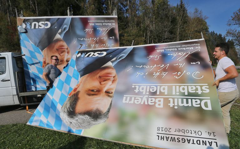 Уборка предвыборных плакатов с портретом политика Маркуса Зедера, члена партии ХСС. Зонтхофен, Бавария 