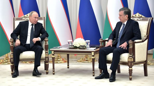 Президент РФ Владимир Путин и президент Узбекистана Шавкат Мирзиеев во время беседы в государственной резиденции Куксарой. 19 октября 2018