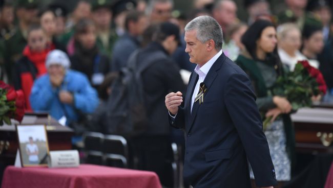 Глава Республики Крым Сергей Аксенов во время церемонии прощания с погибшими при нападении на Керченский политехнический колледж. 19 октября 2018 Глава Республики Крым Сергей Аксенов во время церемонии прощания с погибшими при нападении на Керченский политехнический колледж. 19 октября 2018