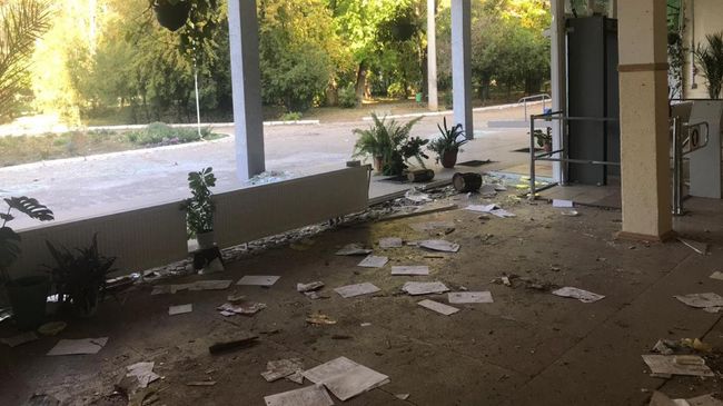 Поврежденный главный вход керченского колледжа Поврежденный главный вход керченского колледжа