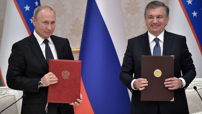 Президент РФ Владимир Путин и президент Узбекистана Шавкат Мирзиеев на церемонии подписания совместных документов Президент РФ Владимир Путин и президент Узбекистана Шавкат Мирзиеев на церемонии подписания совместных документов