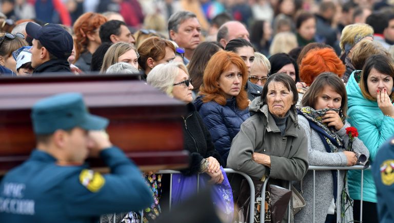 Жители на площади Ленина в Керчи, где проходит церемония прощания с погибшими при нападении на Керченский политехнический колледж Жители на площади Ленина в Керчи, где проходит церемония прощания с погибшими при нападении на Керченский политехнический колледж