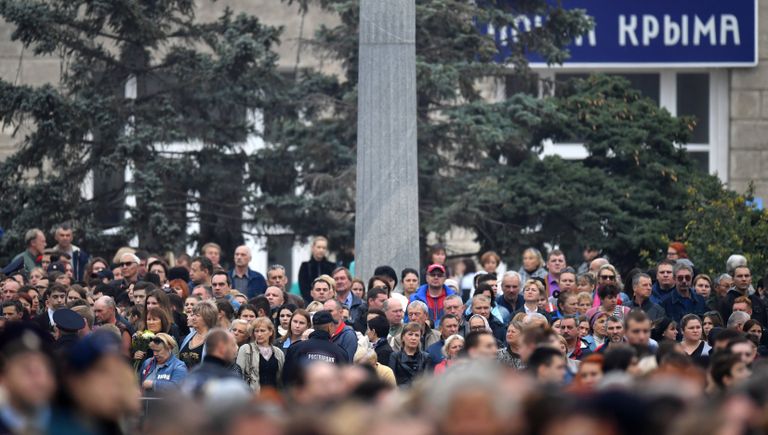 Жители на площади Ленина в Керчи, где проходит церемония прощания с погибшими при нападении на Керченский политехнический колледж Жители на площади Ленина в Керчи, где проходит церемония прощания с погибшими при нападении на Керченский политехнический колледж