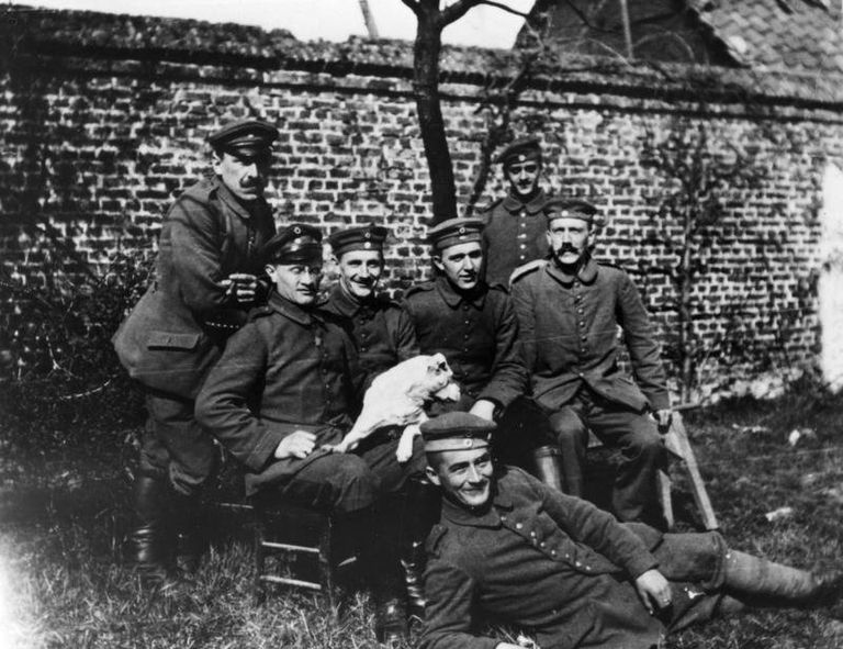 Адольф Гитлер среди сослуживцев (сидит справа). 1914 год Адольф Гитлер среди сослуживцев (сидит справа). 1914 год