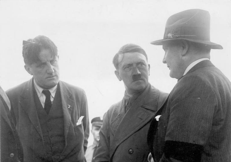 Эрнст Ганфштенгль, Адольф Гитлер и Герман Геринг. 1932 год Эрнст Ганфштенгль, Адольф Гитлер и Герман Геринг. 1932 год