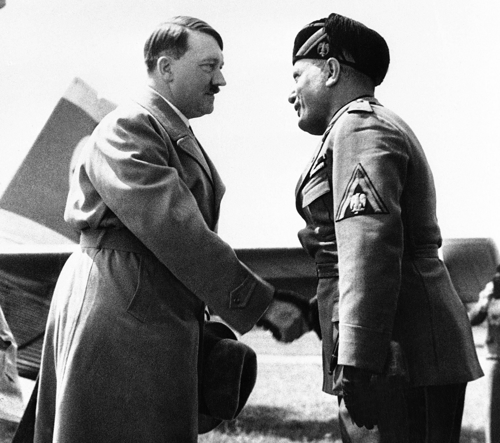 Адольф Гитлер и Бенито Муссолини. 1934 год Адольф Гитлер и Бенито Муссолини. 1934 год - РИА Новости, 1920, 18.12.2020