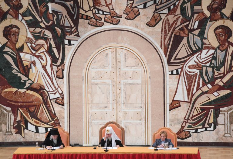 Епископ Орехово-Зуевский Пантелеимон, патриарх Московский и всея Руси Кирилл, министр здравоохранения РФ Вероника Скворцова (слева направо) на VIII Общецерковном съезде по социальному служению Епископ Орехово-Зуевский Пантелеимон, патриарх Московский и всея Руси Кирилл, министр здравоохранения РФ Вероника Скворцова (слева направо) на VIII Общецерковном съезде по социальному служению