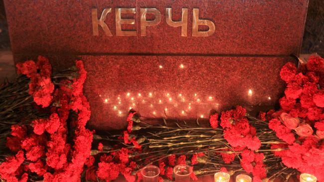Цветы и свечи в память о погибших при нападении на керченский колледж