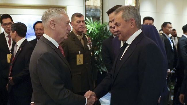 Встреча министров обороны России и США Сергея Шойгу и Джеймса Мэттиса на полях Пятого совещания министров обороны АСЕАН. 20 октября 2018 Встреча министров обороны России и США Сергея Шойгу и Джеймса Мэттиса на полях Пятого совещания министров обороны АСЕАН. 20 октября 2018