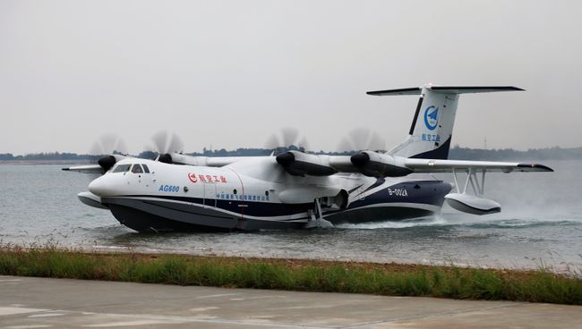 Китайский самолет-амфибия Цзилун (AG600) приземляется на воду во время своего первого полета, Китай. 20 октября 2018