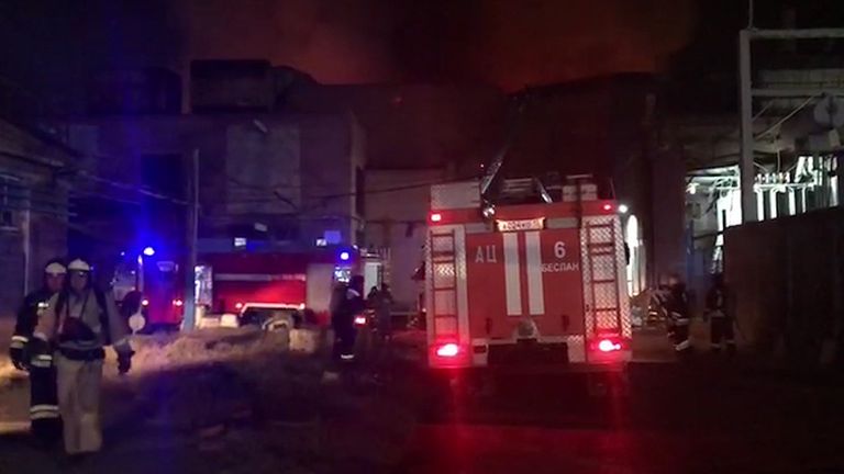 Пожар на Электроцинке: кадры тушения огня во Владикавказе Пожар на Электроцинке: кадры тушения огня во Владикавказе