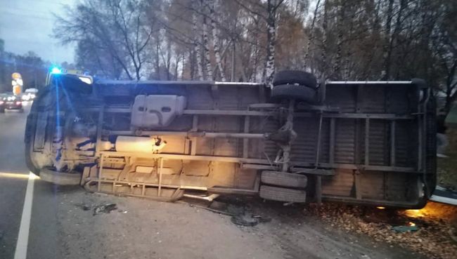Микроавтобус, пострадавший в результате дорожно транспортного происшествия в Подмосковье. Архивное фото Микроавтобус, пострадавший в результате дорожно транспортного происшествия в Подмосковье. Архивное фото
