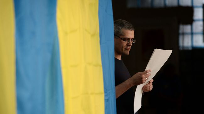 Избиратель во время голосования на выборах президента Украины Избиратель во время голосования на выборах президента Украины