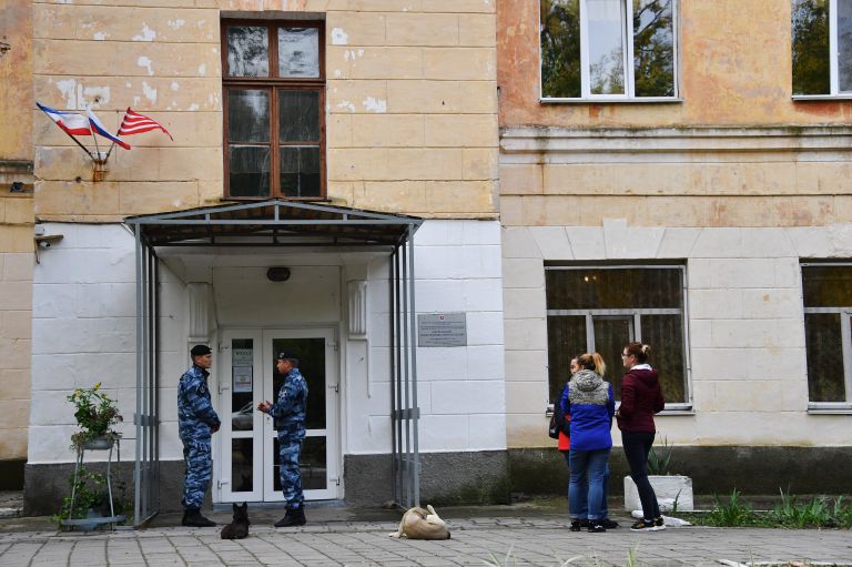 У второго корпуса Керченского политехнического колледжа. 22 октября 2018