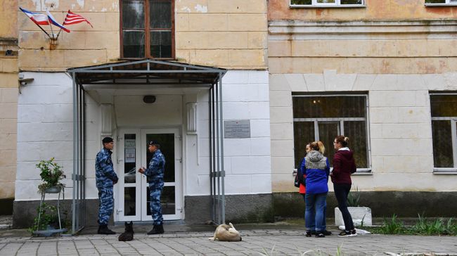 У второго корпуса Керченского политехнического колледжа. 22 октября 2018