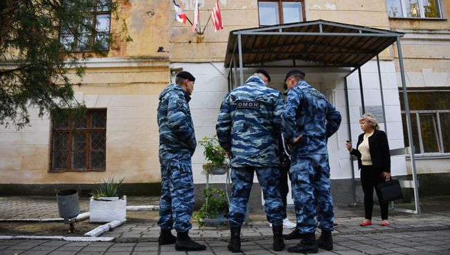 Сотрудники ОМОНа у второго корпуса Керченского политехнического колледжа. Архивное фото Сотрудники ОМОНа у второго корпуса Керченского политехнического колледжа. Архивное фото