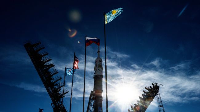 Установка ракеты-носителя Союз-ФГ с пилотируемым кораблем Союз МС-10 на стартовый стол первой Гагаринской стартовой площадки космодрома Байконур Установка ракеты-носителя Союз-ФГ с пилотируемым кораблем Союз МС-10 на стартовый стол первой Гагаринской стартовой площадки космодрома Байконур