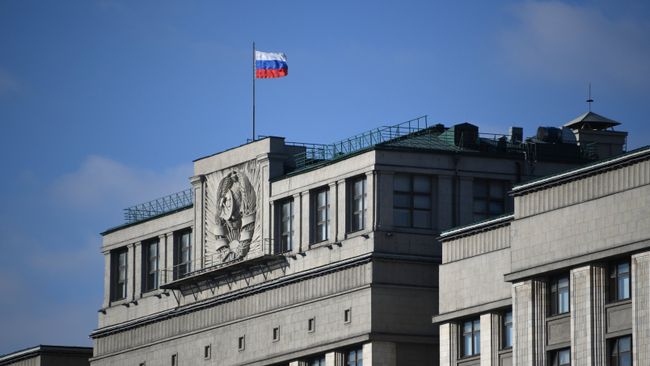 Флаг на здании Государственной Думы РФ. Архивное фото Флаг на здании Государственной Думы РФ. Архивное фото